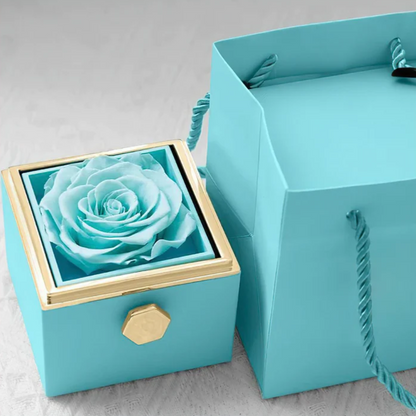 Rosa preservada con collar de corazón en caja de joyería