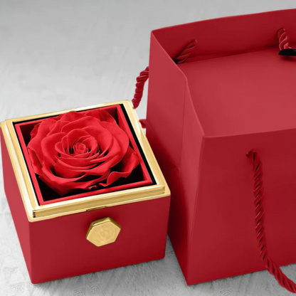 Rosa preservada con collar de corazón en caja de joyería